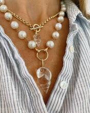 Load image into Gallery viewer, Pearl necklace with a crystal shell pendant,